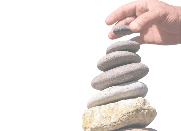 Uma torre de pedras se balanceando